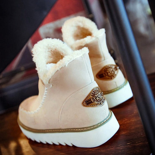 Nahaufnahme des weichen Kunstfellfutters der Damen-Stiefeletten