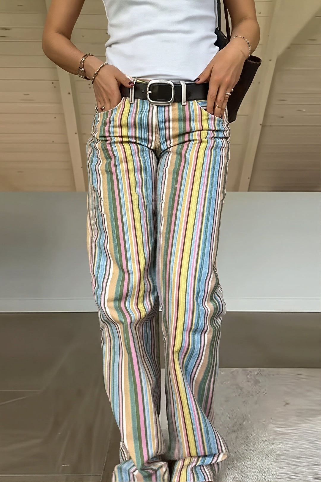 Damen Straight Leg Jeans mit Colorblock-Streifen und niedriger Taille in Frontalansicht