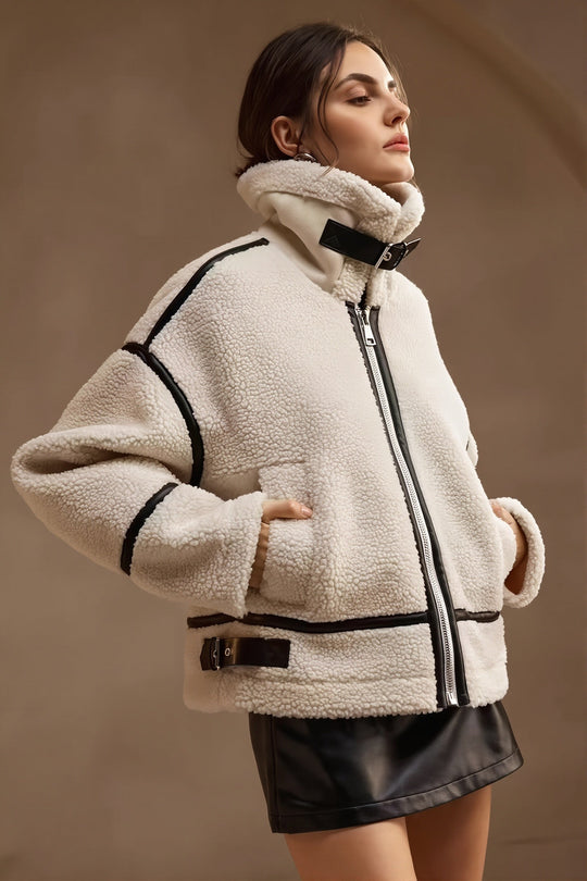 Damenmantel aus weichem Sherpa-Fleece mit markanter Kontrastpaspel