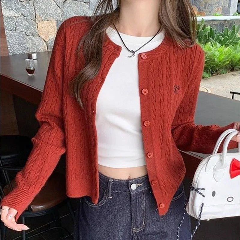 Strickjacke Damen | V-Ausschnitt mit Stickerei 1