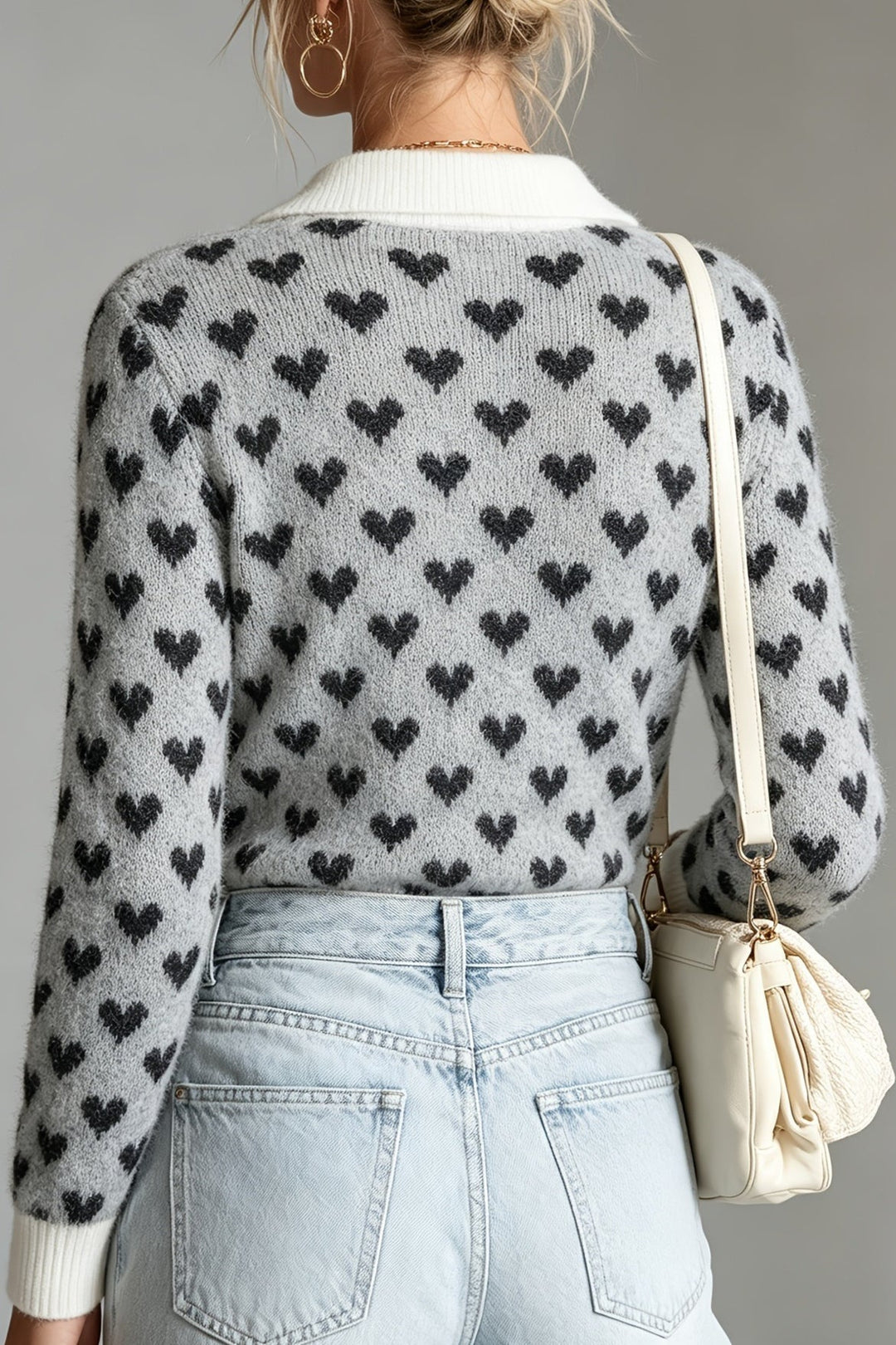 Detailansicht des Jacquard-Strickpullovers mit dekorativem Herzmuster