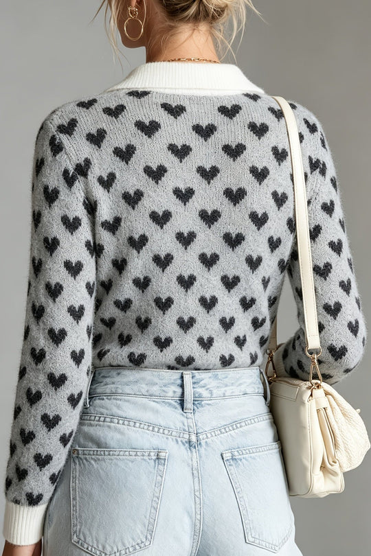 Detailansicht des Jacquard-Strickpullovers mit dekorativem Herzmuster