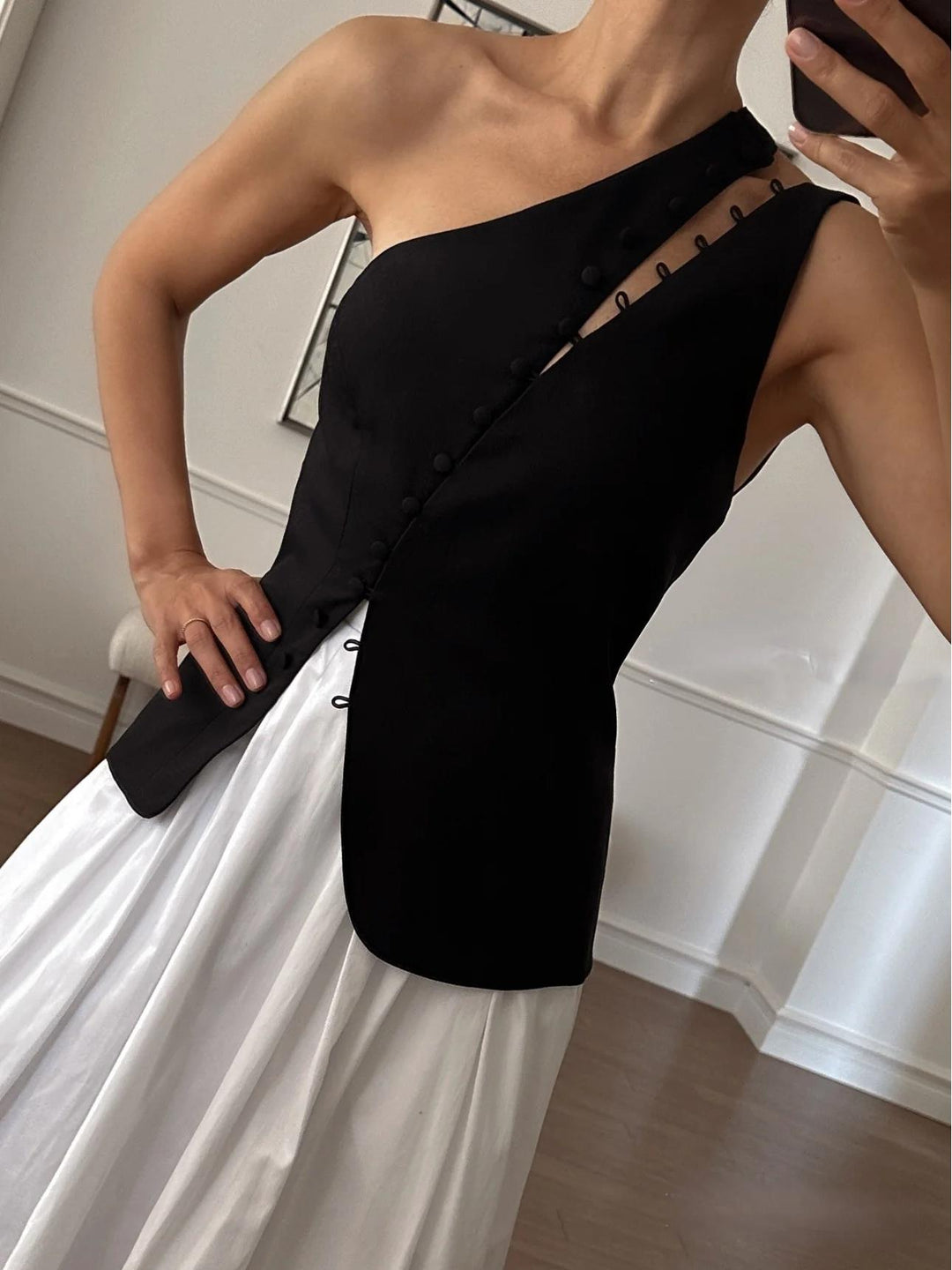 ARIELLE – MODERNE ASYMMETRISCHE ONE-SHOULDER TOP 8