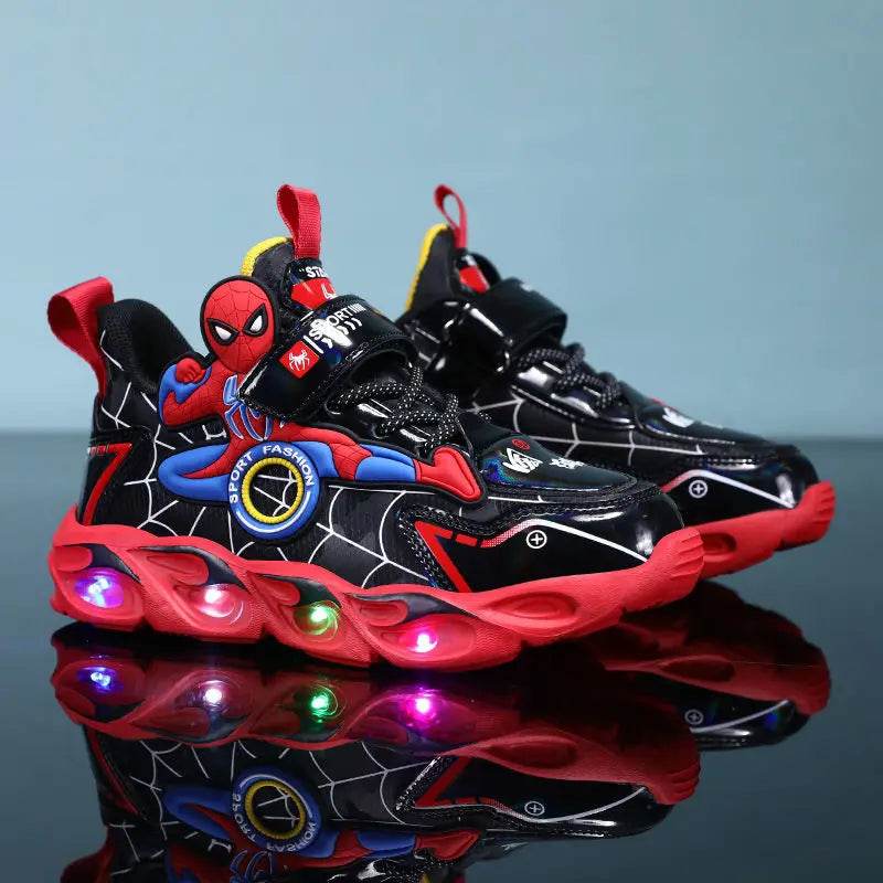 SpiderHero LED sneakers voor jongens – comfortabele, ademende kinderschoenen met superheldenmotief en oplichtende zolen voor actief en speels gebruik.