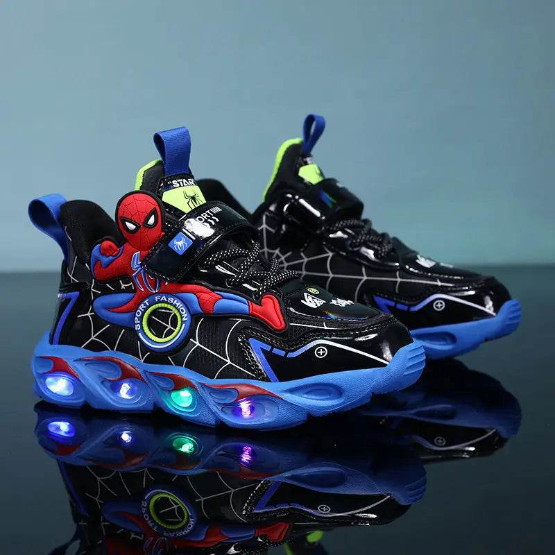 SpiderHero LED sneakers voor jongens – comfortabele, ademende kinderschoenen met superheldenmotief en oplichtende zolen voor actief en speels gebruik.