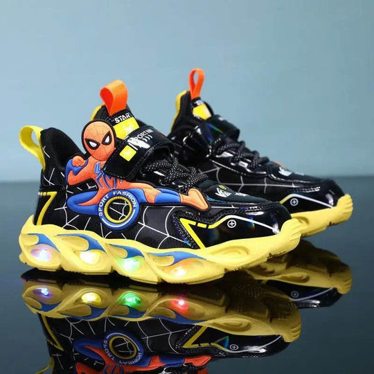 SpiderHero LED sneakers voor jongens – comfortabele, ademende kinderschoenen met superheldenmotief en oplichtende zolen voor actief en speels gebruik.