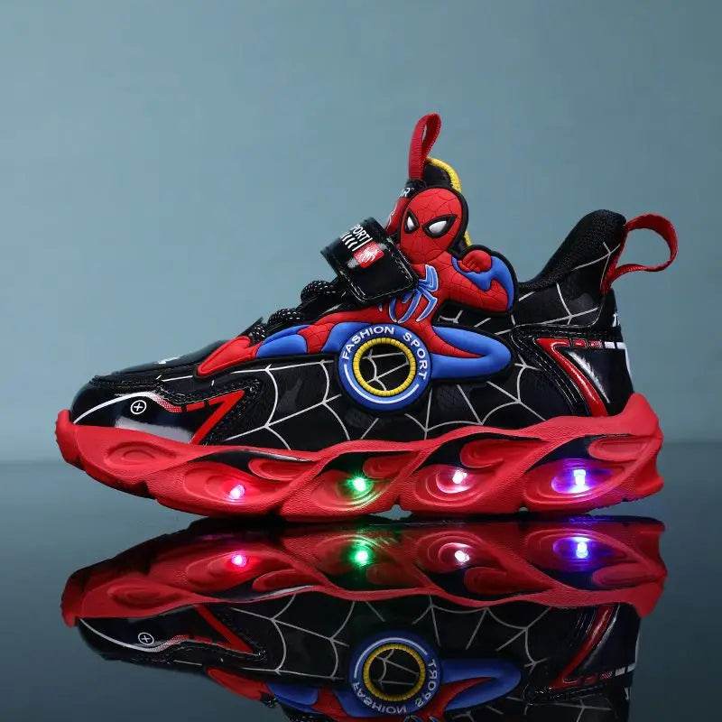 SpiderHero LED sneakers voor jongens – comfortabele, ademende kinderschoenen met superheldenmotief en oplichtende zolen voor actief en speels gebruik.
