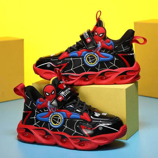 SpiderHero LED sneakers voor jongens – comfortabele, ademende kinderschoenen met superheldenmotief en oplichtende zolen voor actief en speels gebruik.