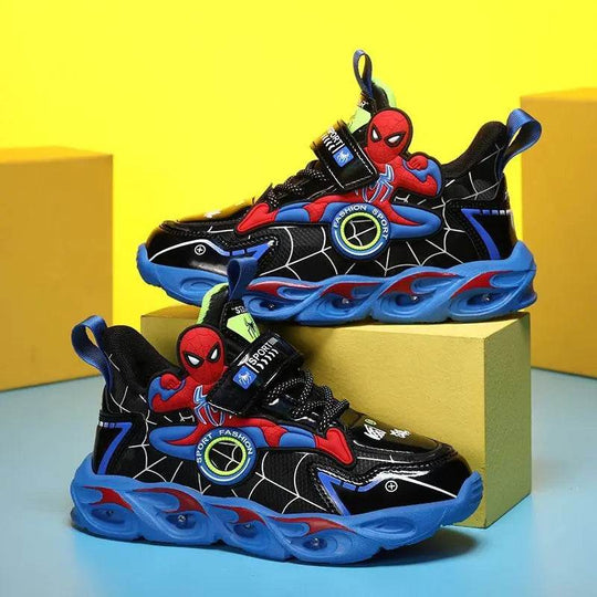 SpiderHero LED sneakers voor jongens – comfortabele, ademende kinderschoenen met superheldenmotief en oplichtende zolen voor actief en speels gebruik.