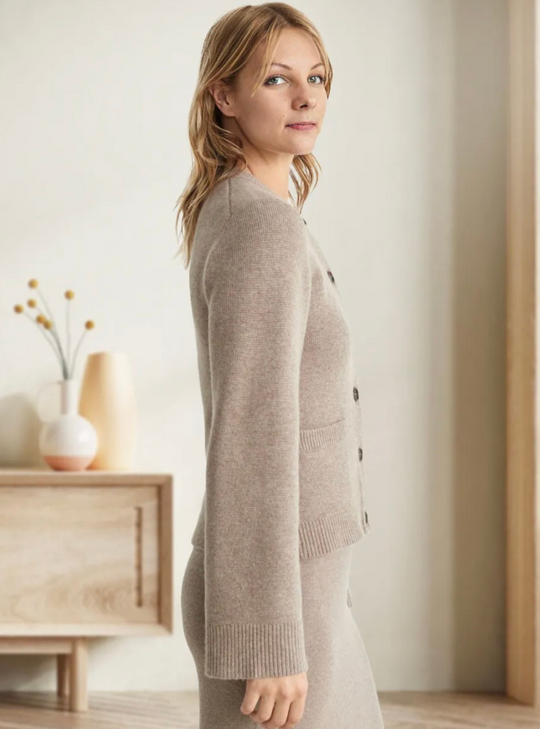 ÉLISÉ – Zachte Knopen Cardigan voor Elke Dag Elegantie 1