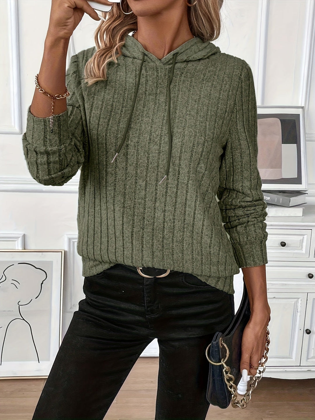 Detailansicht der strukturierten Oberfläche des Kapuzenpullovers