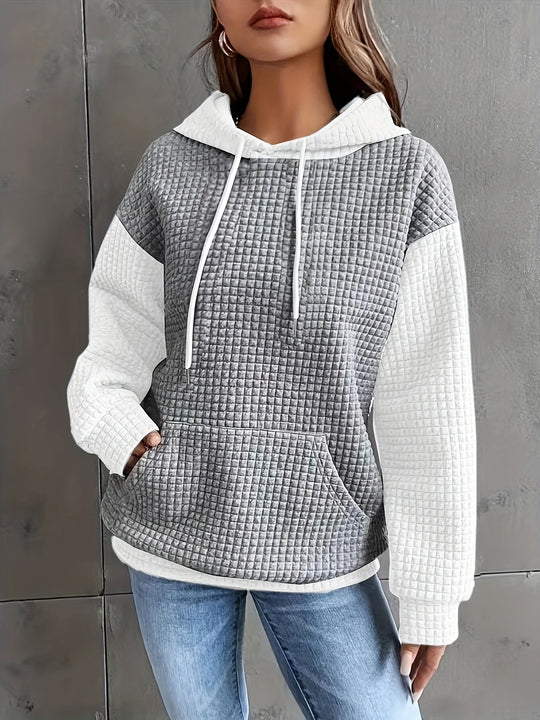 Detailansicht der Kapuze am zweifarbigen Damen-Hoodie