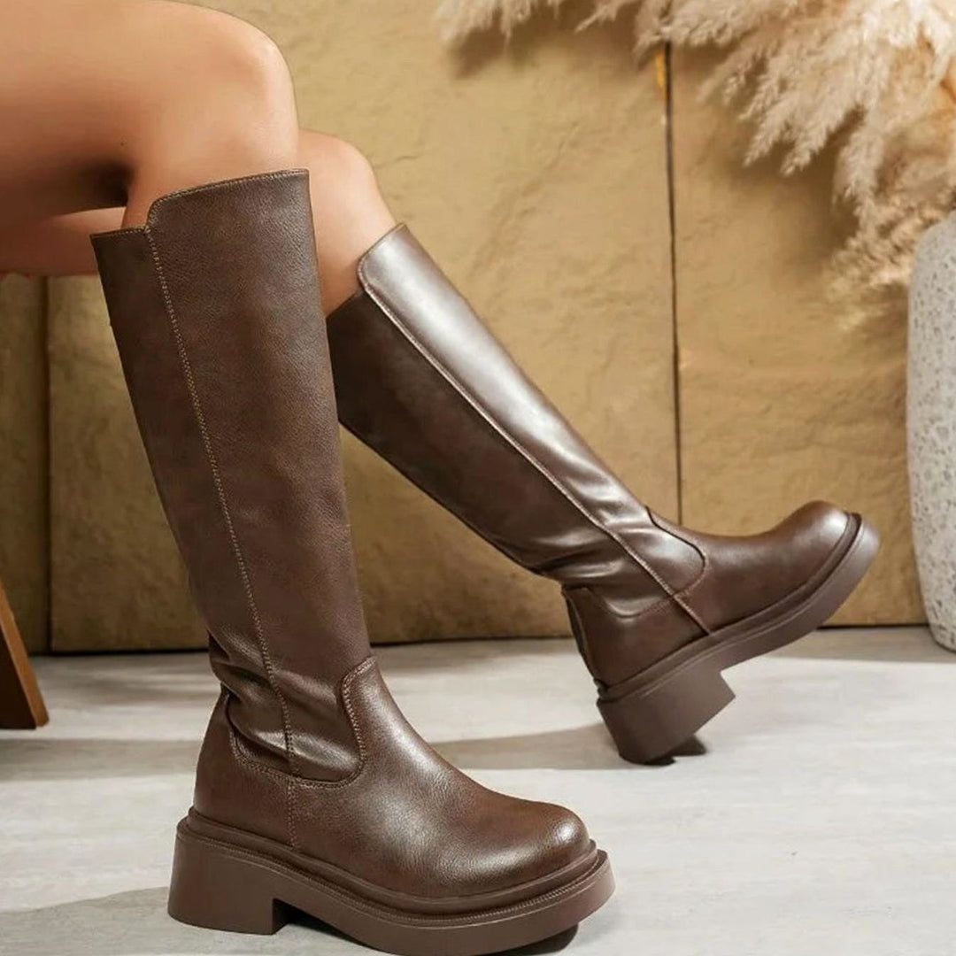 Kniehoher Schaft der Damenstiefel mit seitlichem Reißverschluss