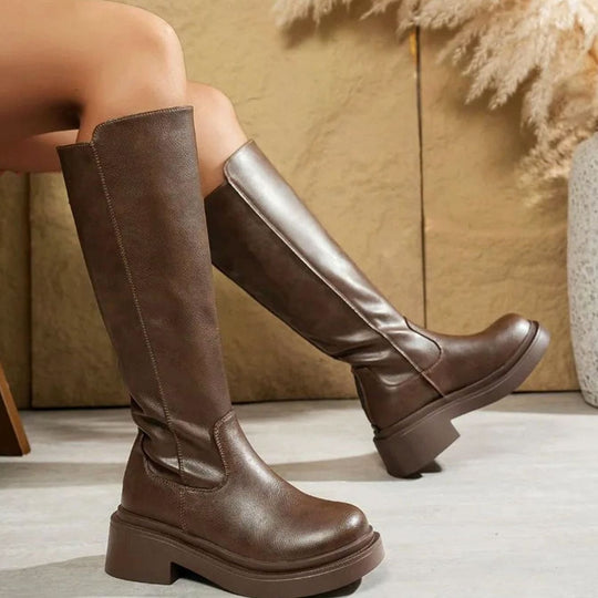 Kniehoher Schaft der Damenstiefel mit seitlichem Reißverschluss