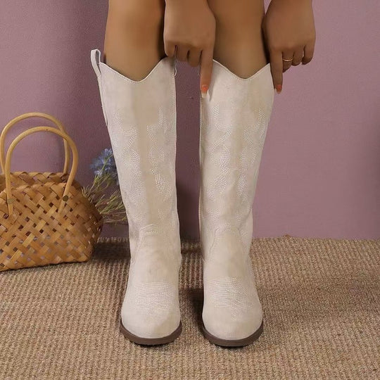 Detailansicht des gestickten Wildlederfinishs am Damenstiefel