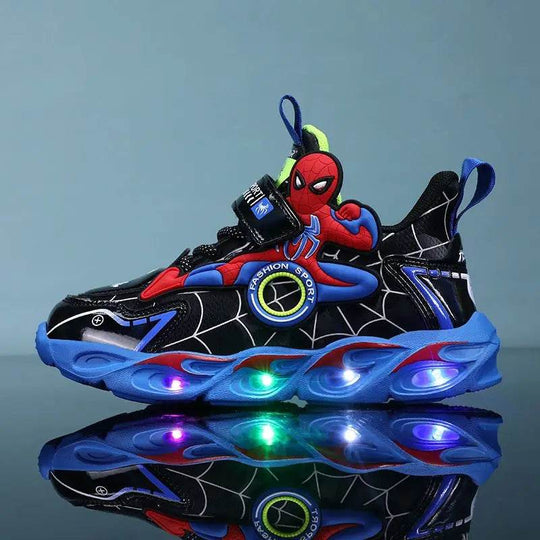 SpiderHero LED sneakers voor jongens – comfortabele, ademende kinderschoenen met superheldenmotief en oplichtende zolen voor actief en speels gebruik.