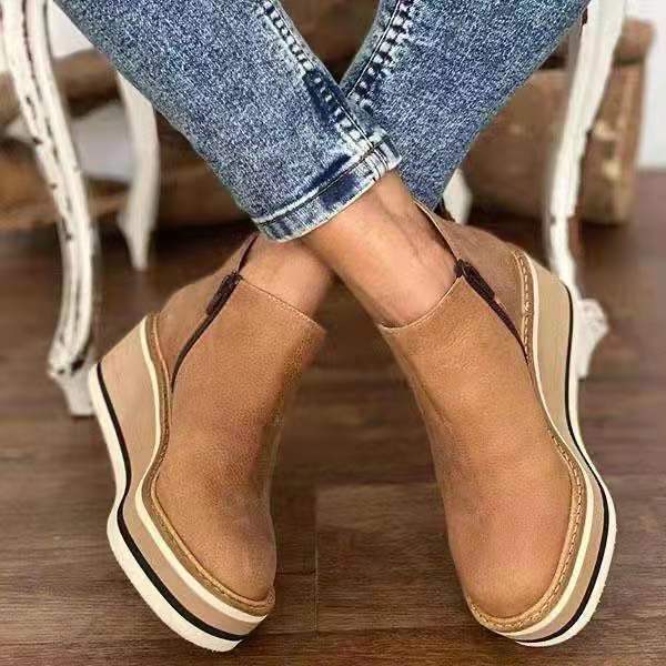 Nahaufnahme des Keilabsatzes an der Damen-Stiefelette