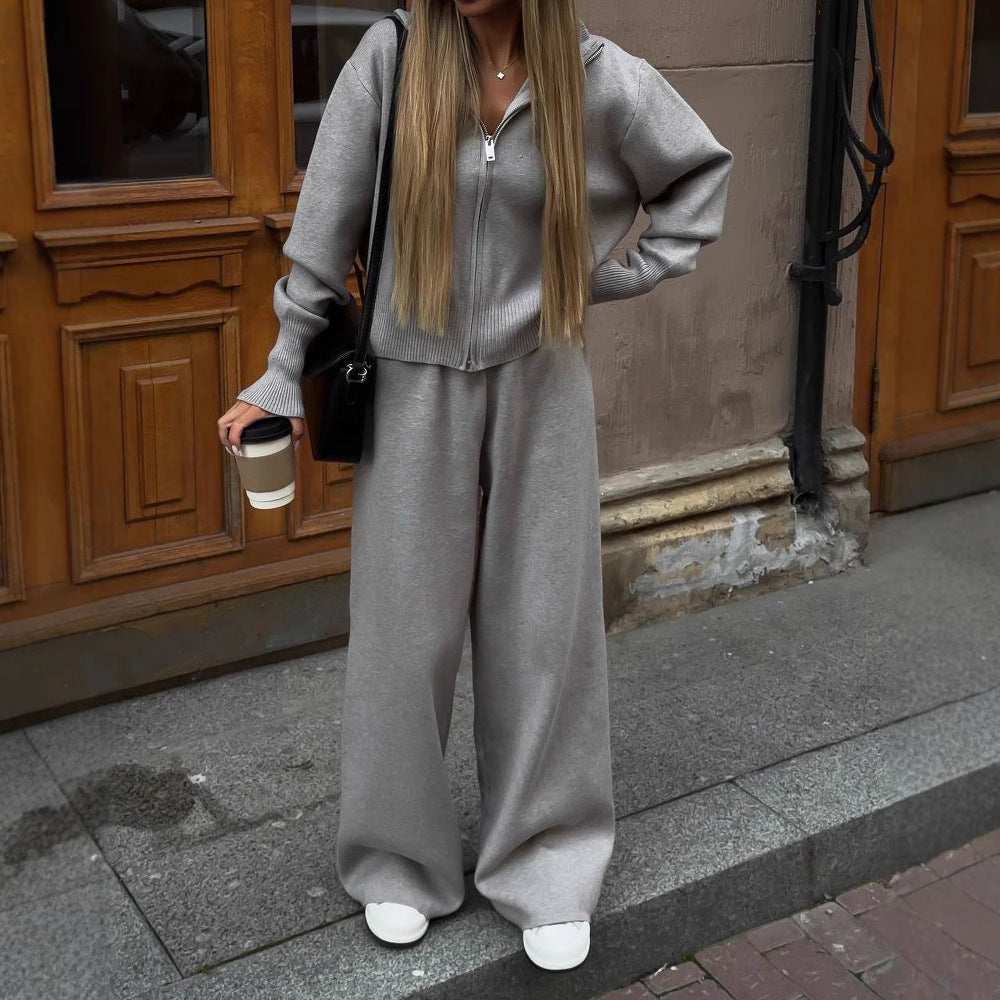 Damen-Strick-Zweiteiler mit Zip-Cardigan und weiter Highwaist-Hose in der Gesamtansicht