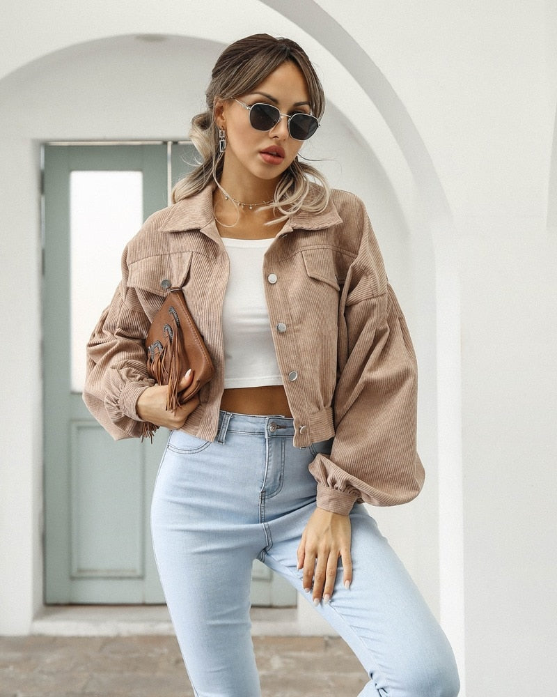 Seitenansicht der modischen Cropped-Jacke für Damen