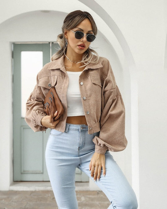 Seitenansicht der modischen Cropped-Jacke für Damen