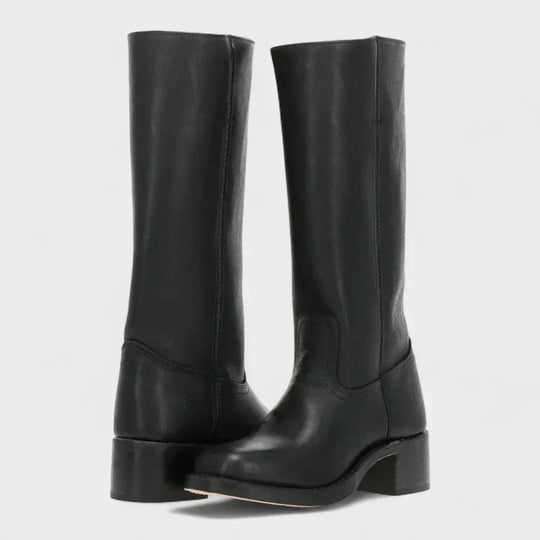 Dames retro laarzen met blokkhak en rechte schacht in klassiek design op neutrale achtergrond
