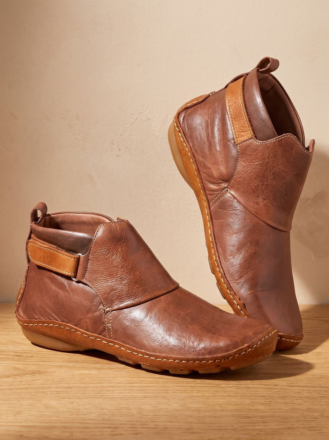 Seitliche Ansicht der Damen-Stiefeletten mit bequemem Einstieg