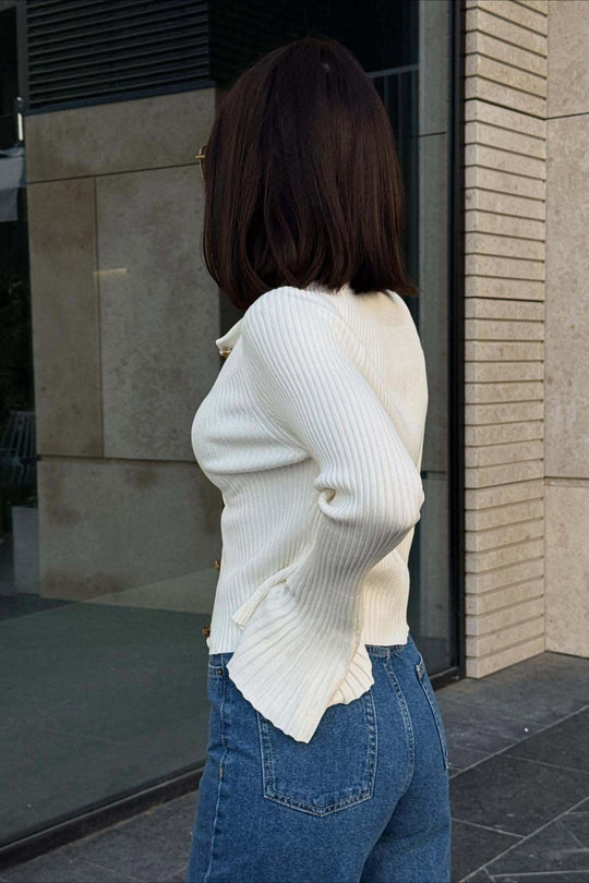 Detailansicht der gerippten Strickstruktur am Damen-Cardigan