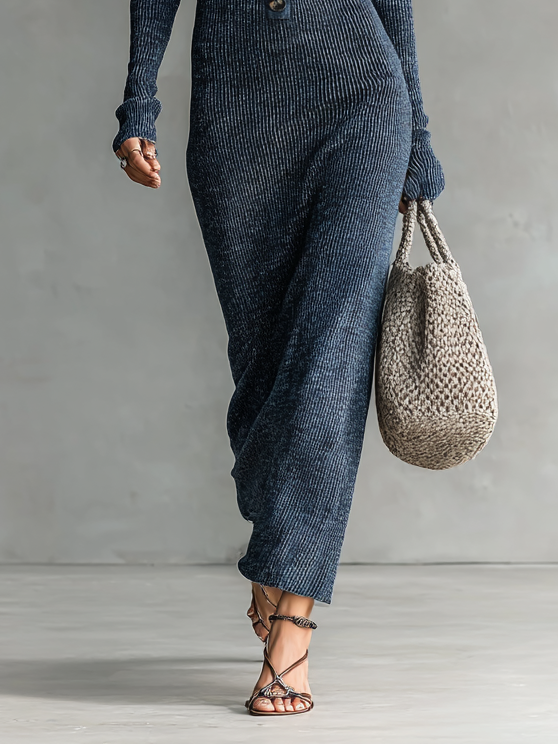 Detailansicht der Kapuze am figurbetonten Strickkleid