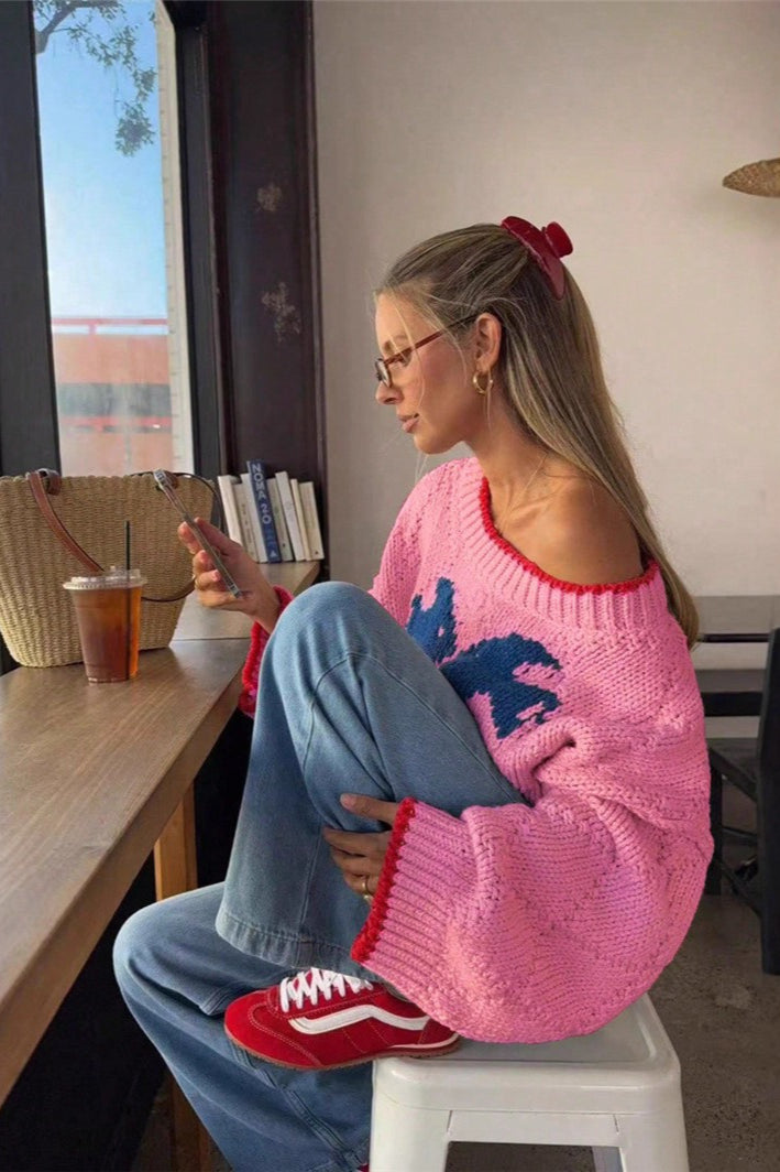 Nahaufnahme des weichen Strickmaterials mit Hundemotiv