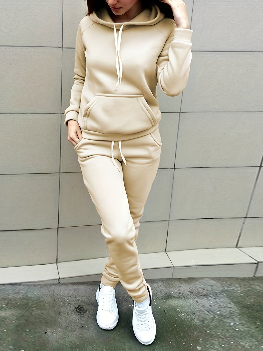 Trainingspak – Capuchon Pullover & Aansluitende Broek 3
