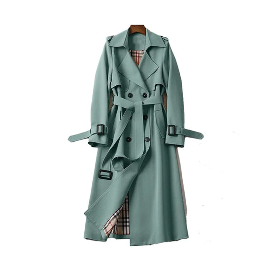 Zijaanzicht van lange trenchcoat met geruite voering zichtbaar tijdens lopen