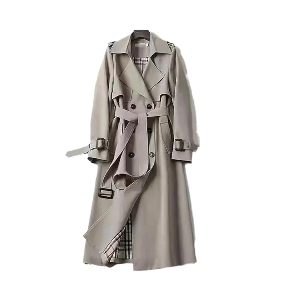 Close-up van geruite voering en stormflap op klassieke lange trenchcoat