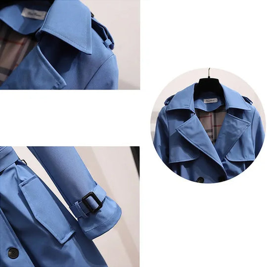 Achterkant van beige trenchcoat met rugstormflap en verstelbare details