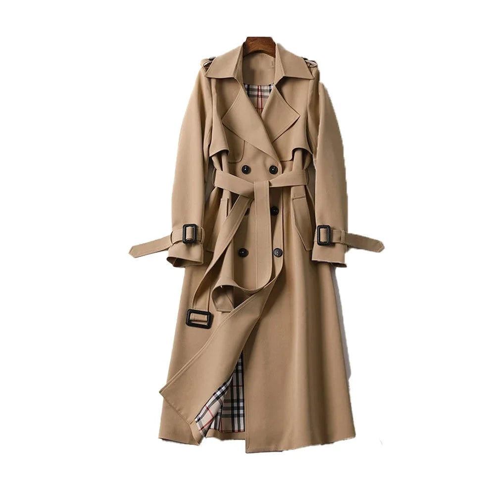 Dames trenchcoat in beige gecombineerd met enkellaarzen en zonnebril voor stadse look