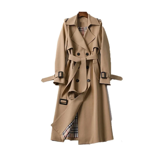 Dames trenchcoat in beige gecombineerd met enkellaarzen en zonnebril voor stadse look