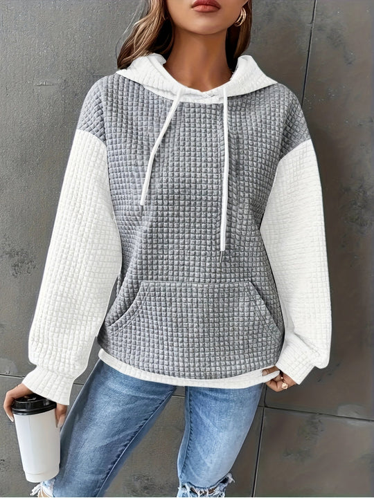 Nahaufnahme des weichen Stoffes am Damen-Kapuzenpullover