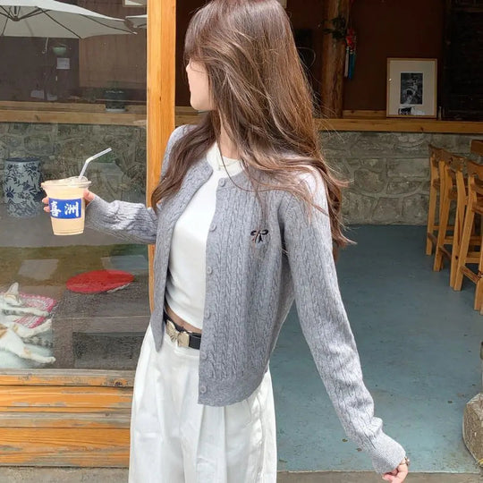 Strickjacke Damen | V-Ausschnitt mit Stickerei 7