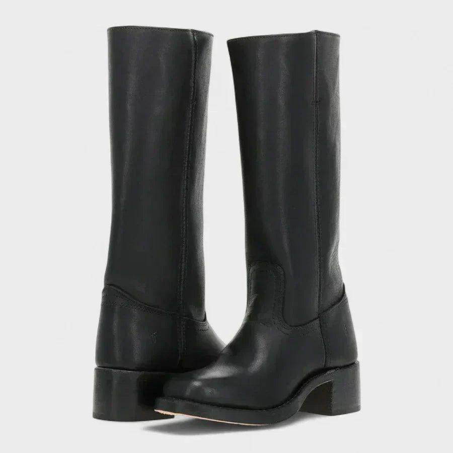 Dames retro laarzen met blokkhak en rechte schacht in klassiek design op neutrale achtergrond