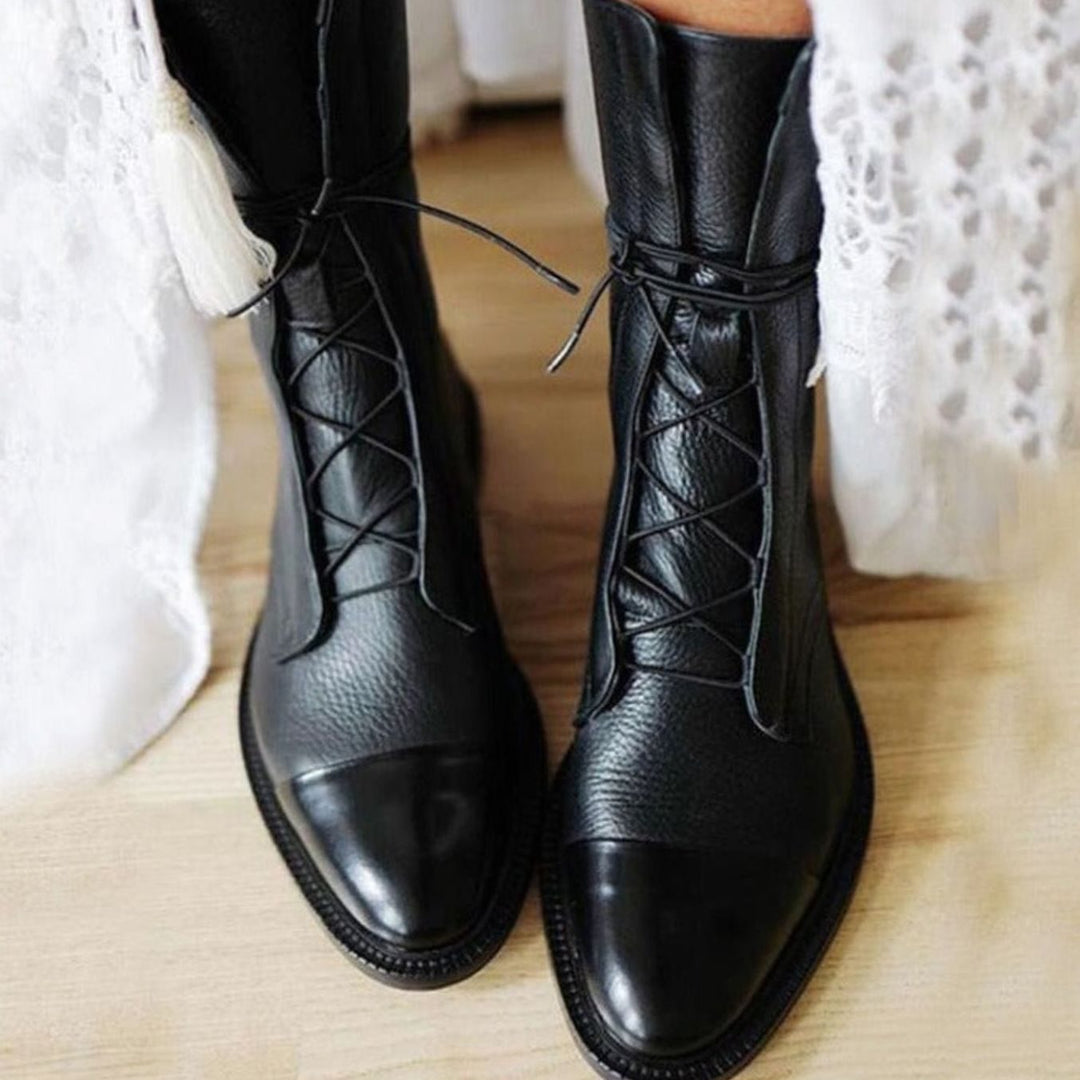 Seitliche Ansicht der Damen-Schnürboots mit markanter Kappe