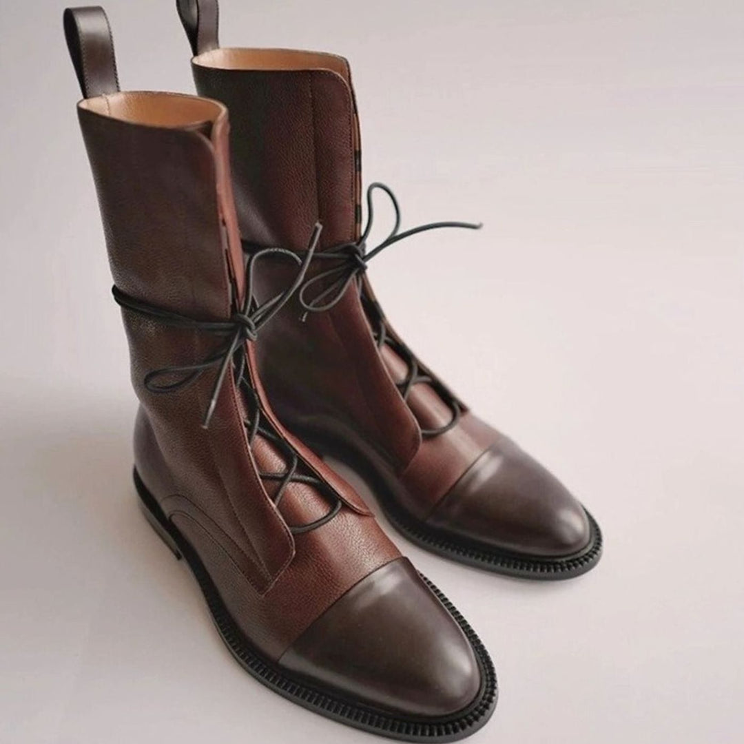 Detailansicht der Schnürung und Kappe an den Damenboots
