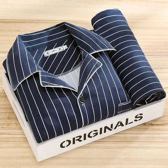 "Zachte heren pyjama met knoopsluiting en overhemd. Luxe en ademende set voor comfort en stijl. Ideaal voor dagelijks gebruik