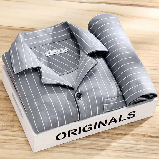"Zachte heren pyjama met knoopsluiting en overhemd. Luxe en ademende set voor comfort en stijl. Ideaal voor dagelijks gebruik